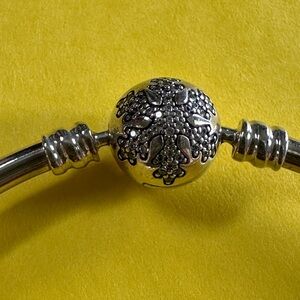 Pandora SS Snowflake Bracelet with Intricate Charm Closure